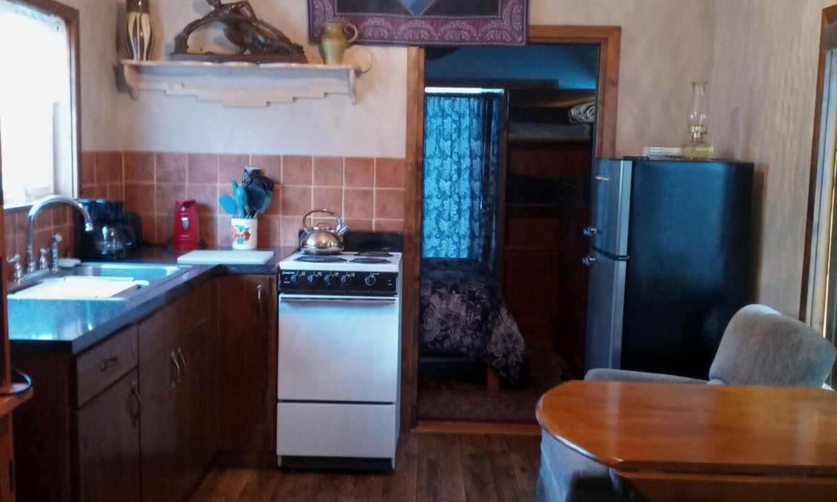 Colville Cabin | Cozy one bedroom tiny house.