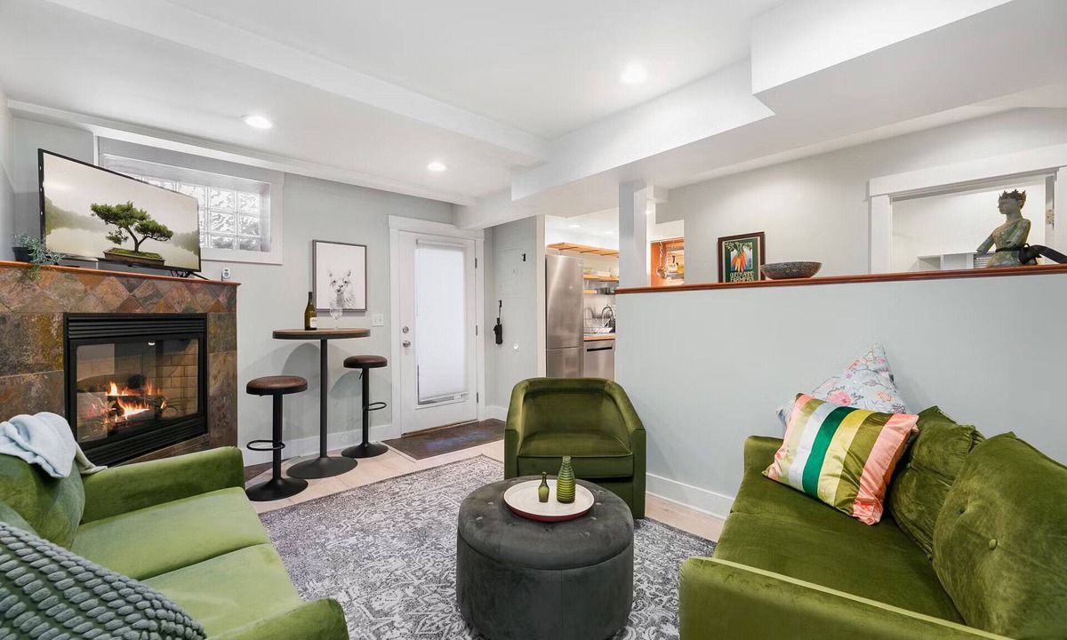 Greenwood Apartment | Cozy, Pet Friendly Apartment Close to Pike Place Market, Space Needle, & more!