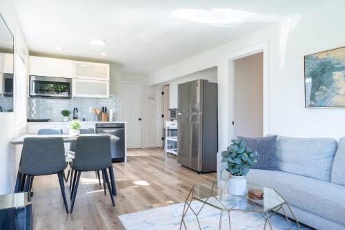 Greenwood House | Cozy Pet friendly Downstairs Retreat in Seattle