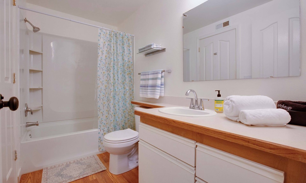Southeast Boise Condo | Cozy Pond Front 1 Bedroom Condo