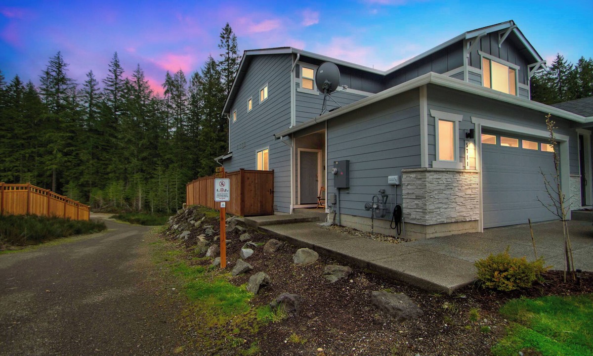 Port Orchard House | Cozy Private 1BR Suite w/Trails and Amazing Views, Port Orchard