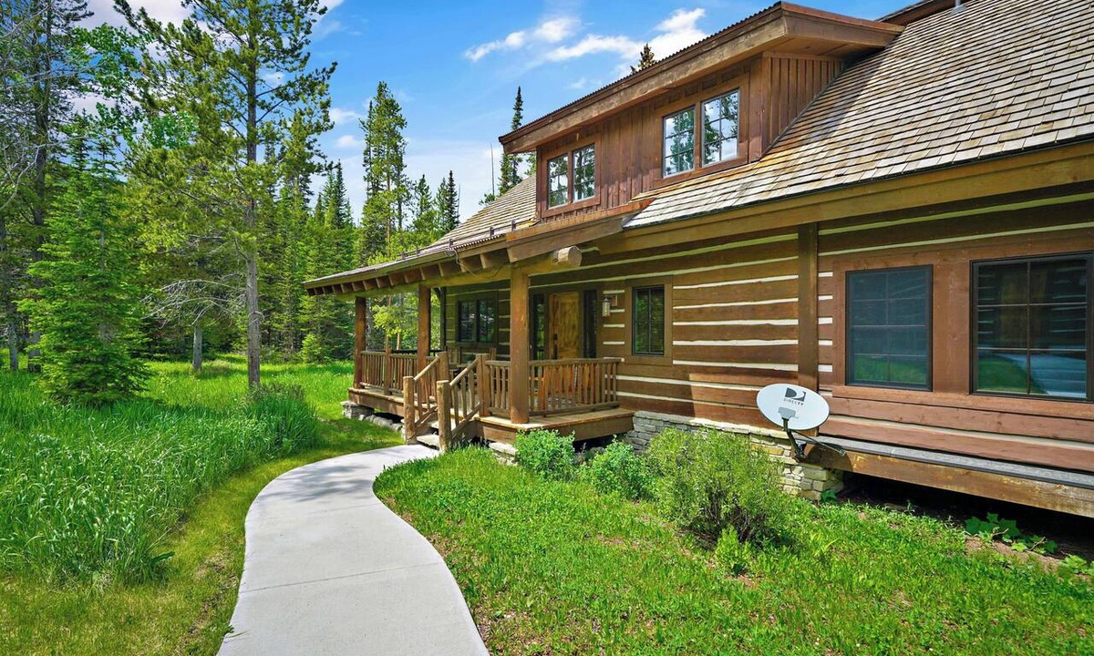 Spanish Peaks Cabin | Cozy private cabin with hot tub, and ski in and out