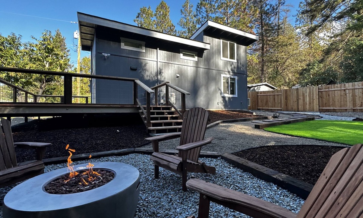 Jacksonville Cottage | Cozy private family ranch cottage! Vineyards, Britt Festival and Applegate Lake!