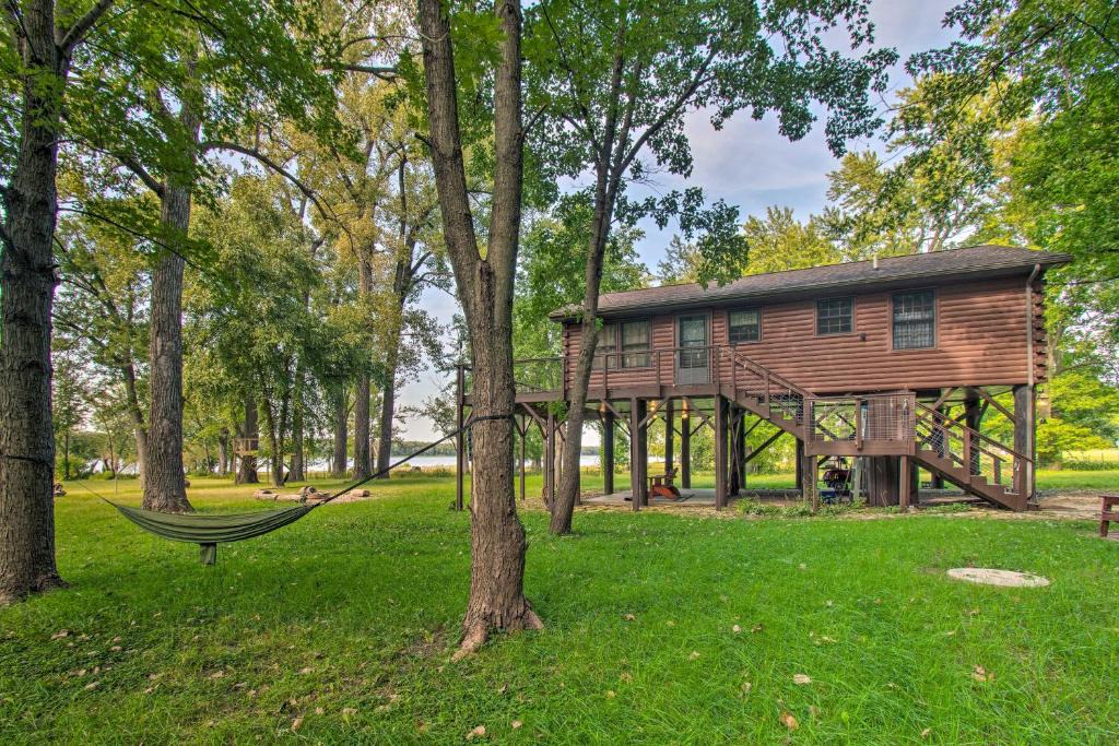 Camp Grove House | Cozy Riverfront Getaway: Fishing On-Site!