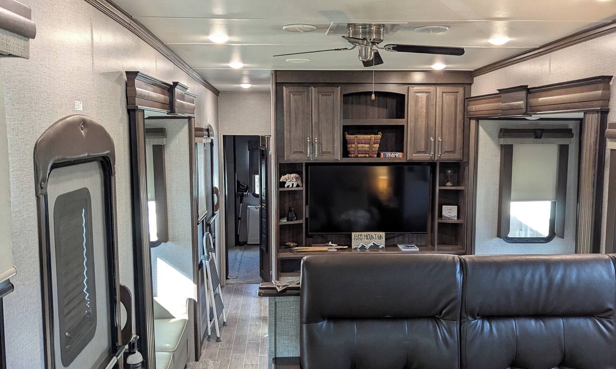Latah Valley House | Cozy RV with WiFi and AC in Wonderful Spokane, The Bear Den