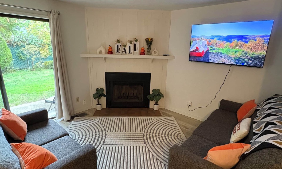 Western House | Cozy Simplicity 2-bedroom townhome in charming Eugene with pool area.