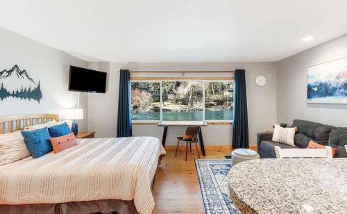 Bend House | Cozy Studio Cottage on the River