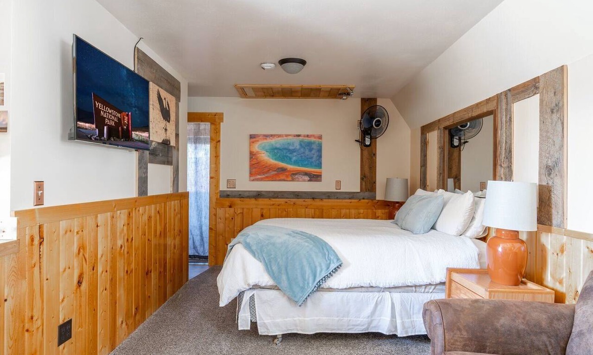West Yellowstone Apartment | Cozy Studio getaway in West Yellowstone, just 1 minute to the park! Raven's Heart