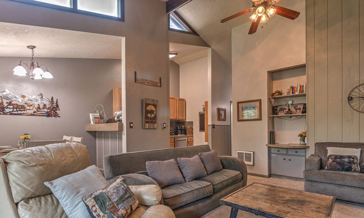 Sunriver Condo | Cozy Sunriver Condo close to The Village shopping with FREE passes to Waterpark!