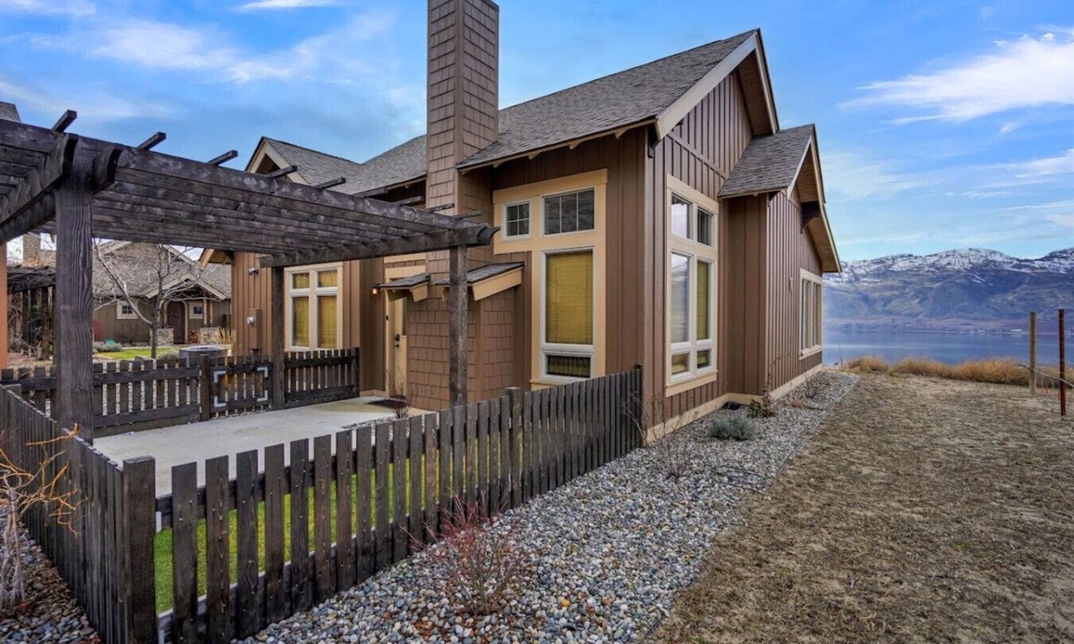 Oroville House | Cozy Vineyard Cottage at Veranda Beach