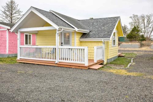 Grayland House | Cranberry Cottage Studio by the Sea w fireplace