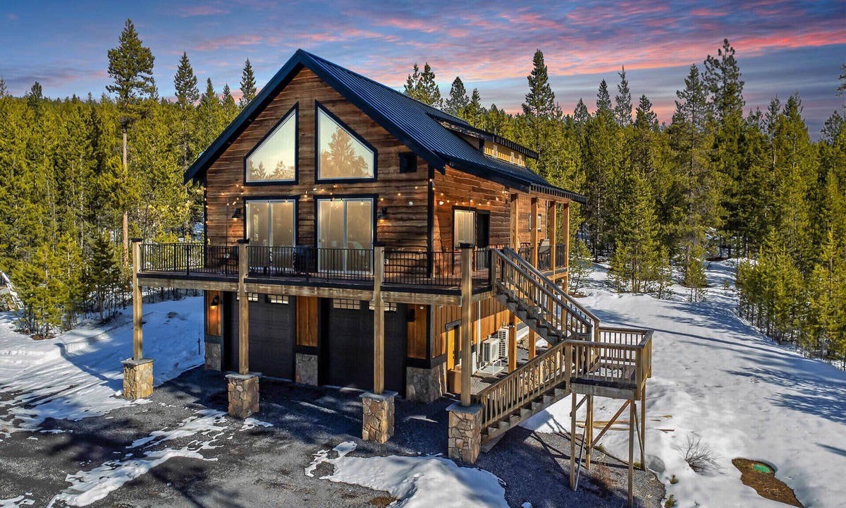Crescent Ski Chalet | Crater Lake~Luxury Chalet~Firepit~Theater~Arcade~3 King Beds~Waterfalls/Hiking