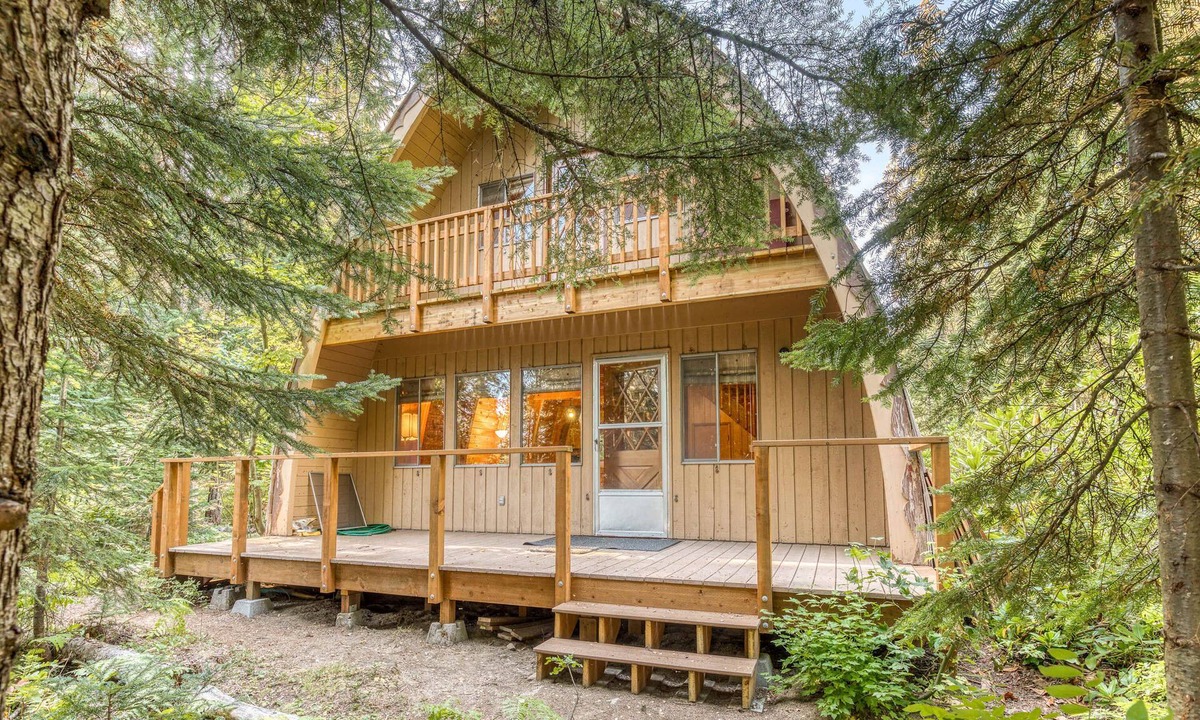 Government Camp Cabin | Creek-side mountain cabin with fireplace, balcony & full kitchen - near hiking