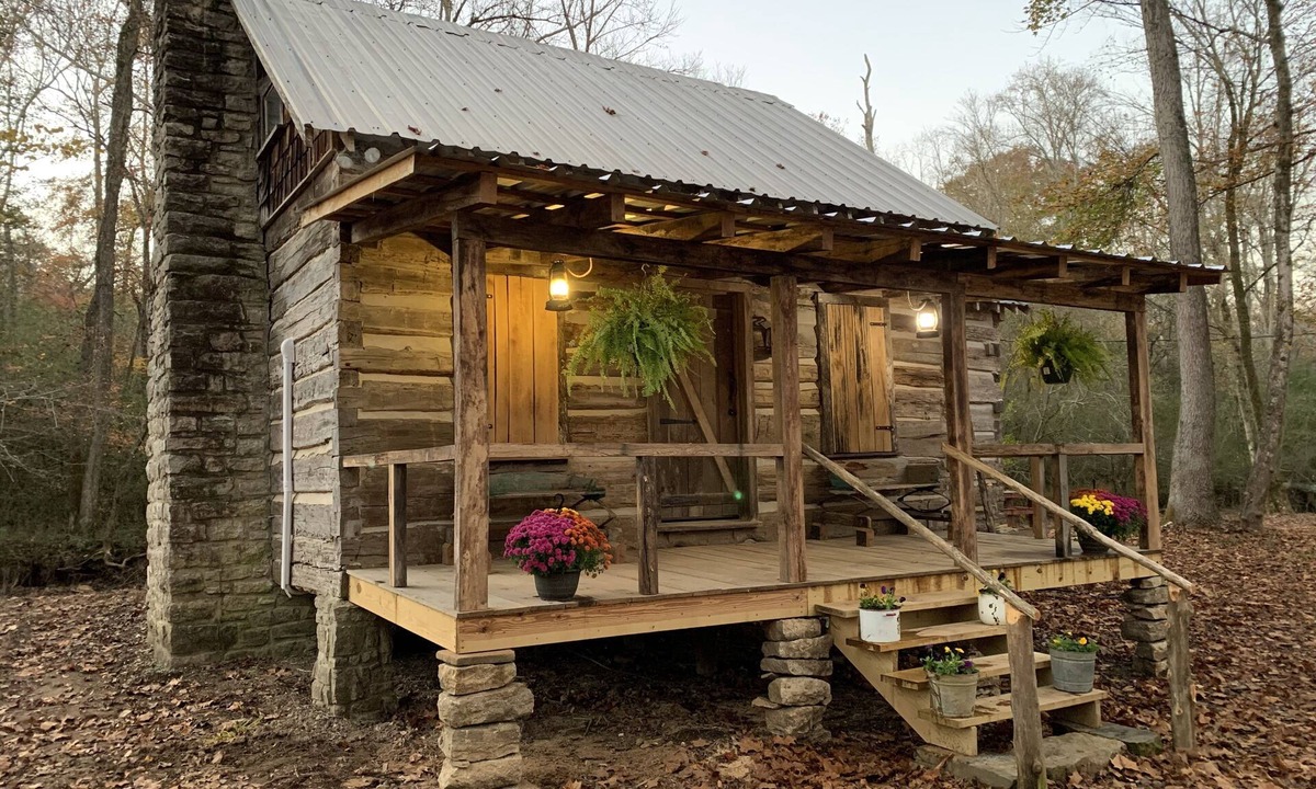 Killen Cabin | Creekside Cabin Getaway - Only 10 Miles from Downtown Florence