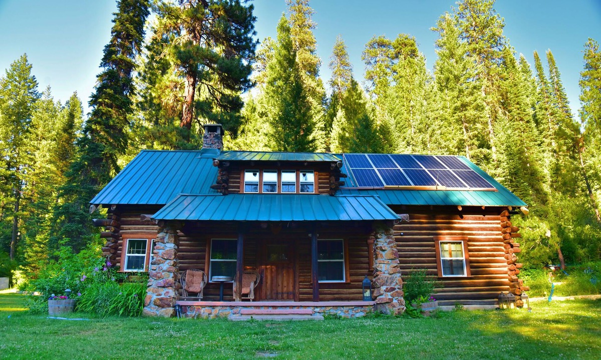 Idaho City Cabin | Creekside log cabin nestled between the pines of Idaho City