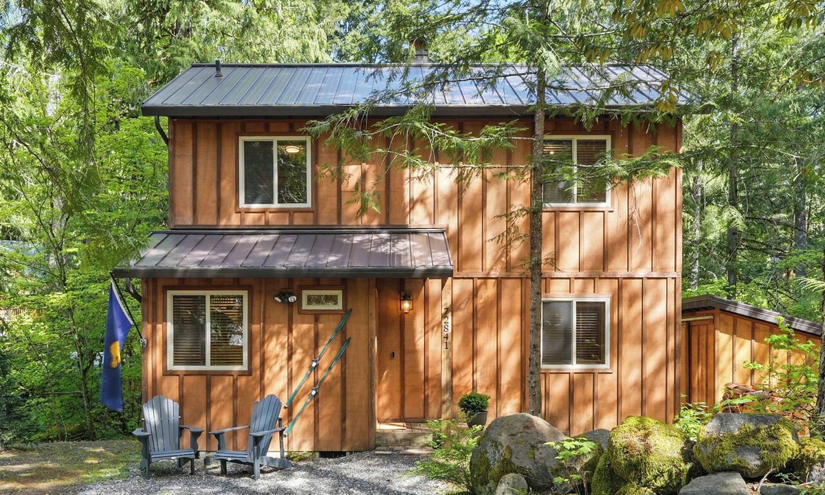 Rhododendron Cabin | Creekside Mt Hood Cabin - Hot Tub, Fireplace & River Access