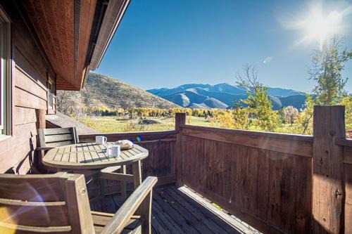 Hailey House | Creekside on Quigley - 3BD Private Home on trails + Hot Tub
