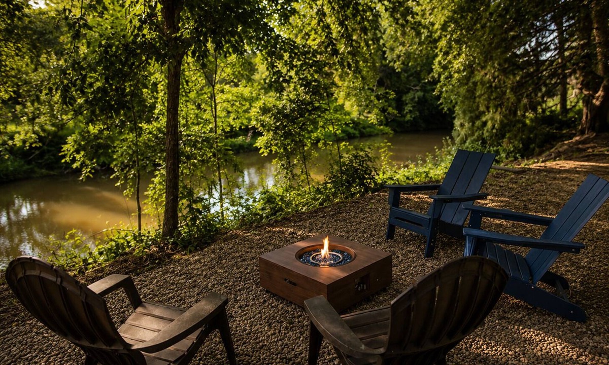 Eagle Point House | Creekside Retreat House in Eagle Point