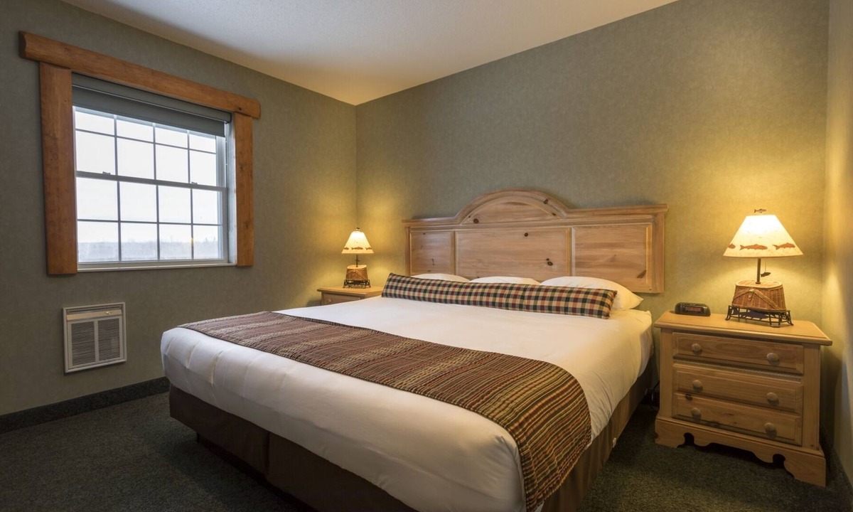 Alanson Hotel | Crooked River Lodge