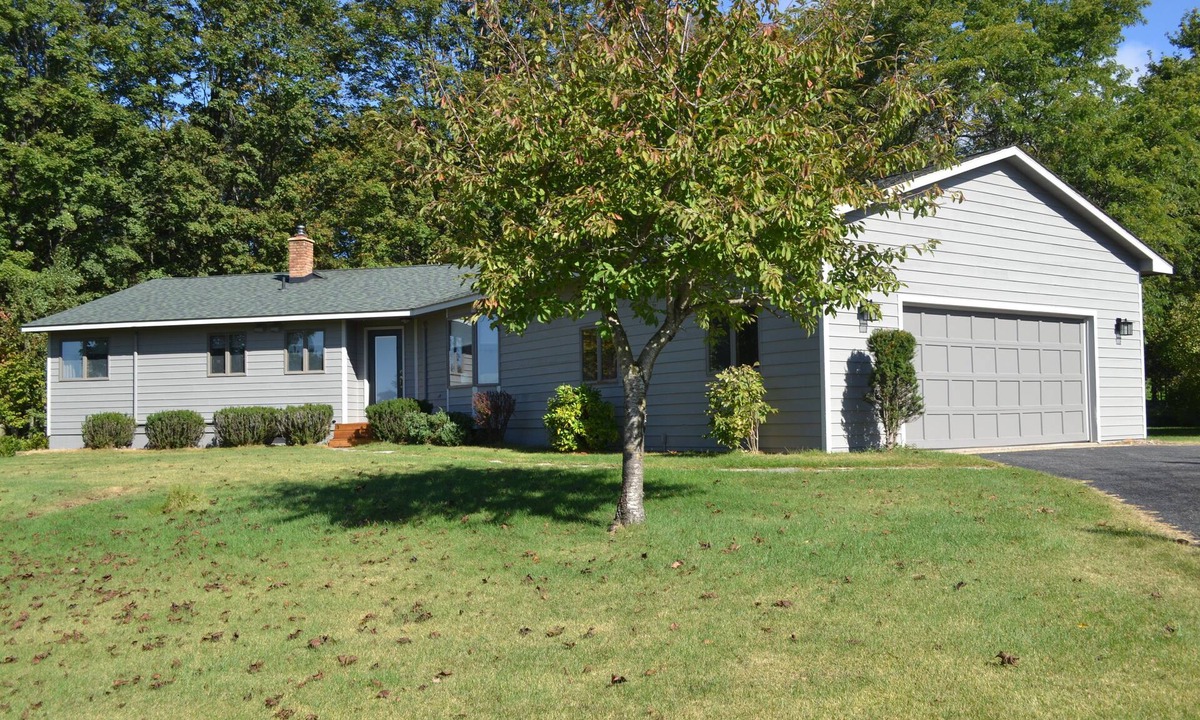 Thompsonville House | Crystal Bear Escape-ski/golf Crystal Mountain 5/5 rated, large yard w/firepit