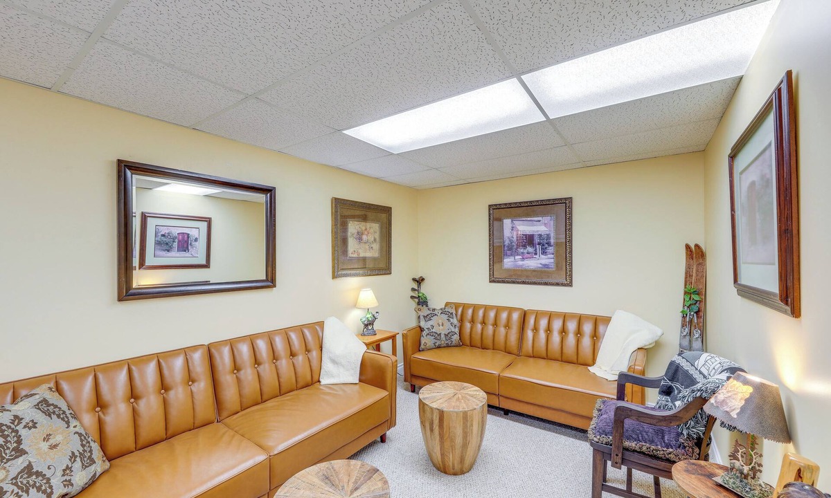 Libby Apartment | Crystal Lake Retreat Apt: Walk to Happy's Inn!