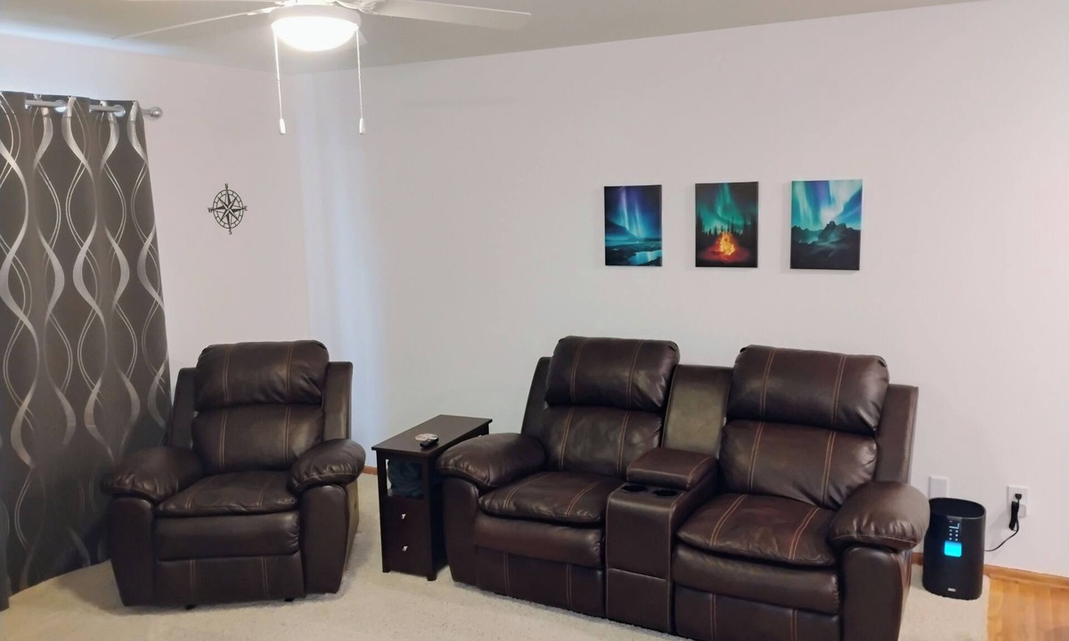 Indianola House | Current-ly Relaxing - 1 King & 1 Queen Bedroom, Full Kitchen, Bathroom & Parking