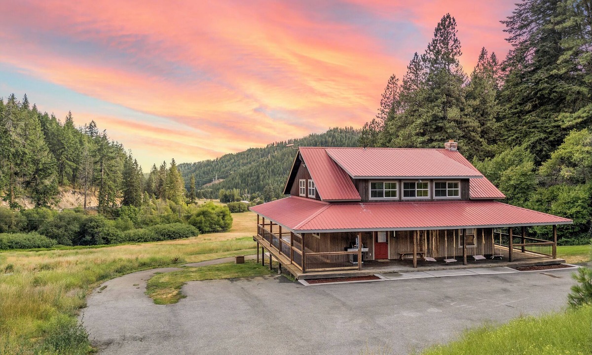 Leavenworth House | Custom built home on 5 private acres, unobstructed views, and a hot tub.