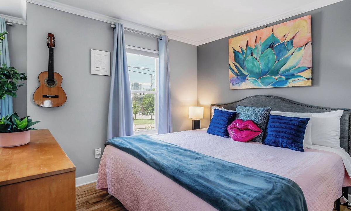 Rutledge Hill Condo | Cute & Comfy! Walk 2 Bars! Free Parking!