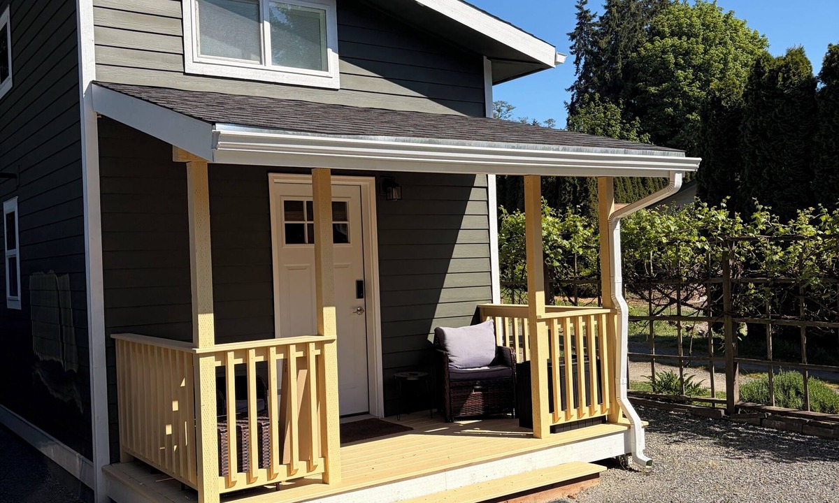 Renton House | Cute & Cozy NEW 1-bedroom Tiny House in quiet Renton neighborhood!