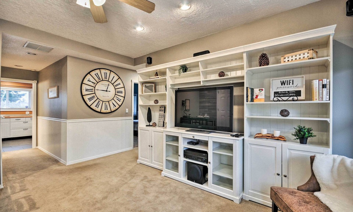 Boring House | Cute & Cozy PDX Area Townhouse: 31 Mi to Mt. Hood!