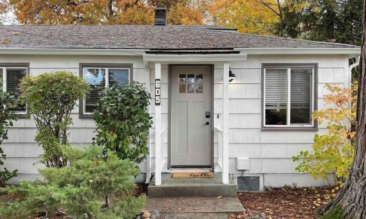 Grants Pass House | Cute Home with fully fenced yard Hot Tub and Fire Pit.