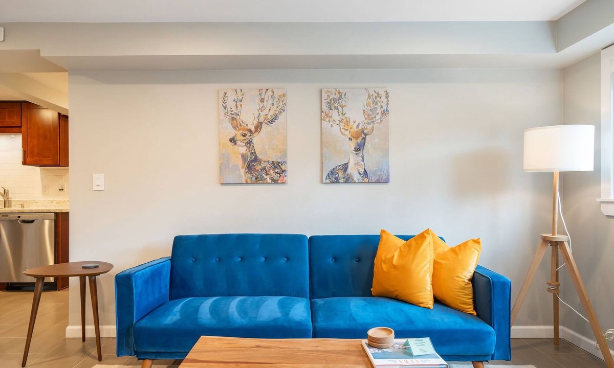 Shoreline House | Cute two bedroom suite, spacious flat backyard