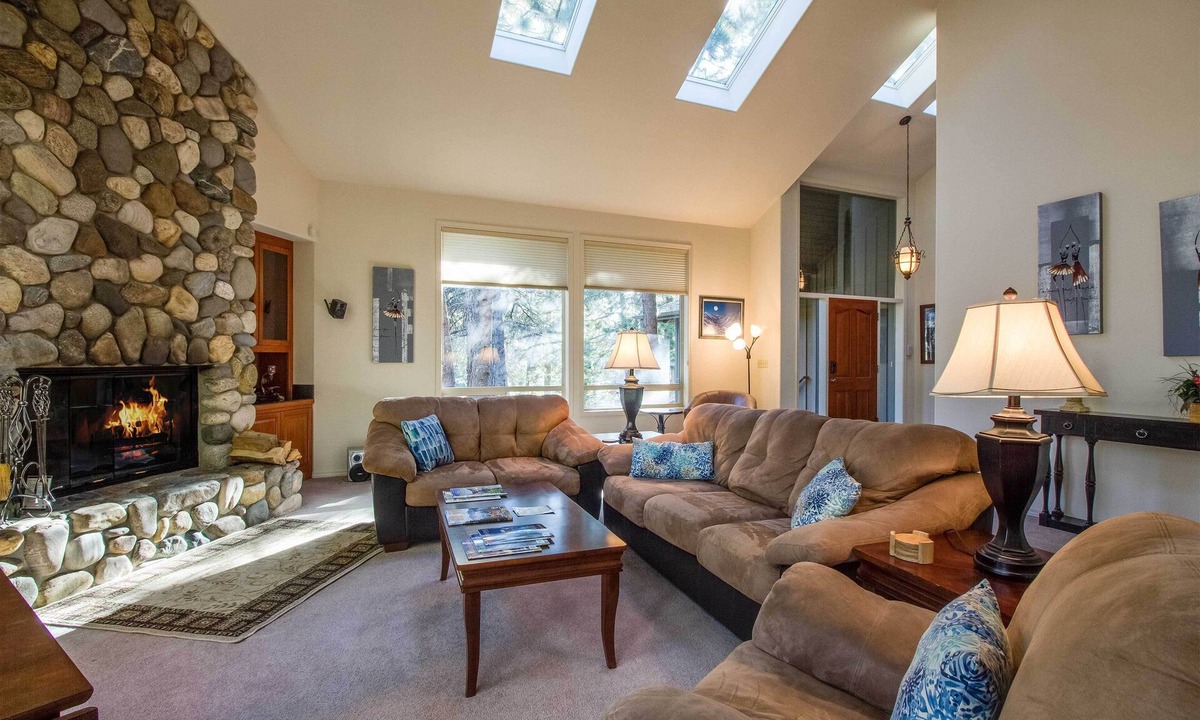 Sunriver House | CYPR10 - Huge Home, 2 Suites, Dog Friendly, Hot Tub