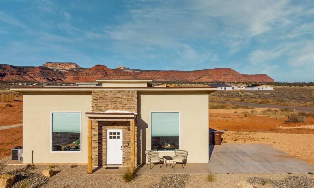 Kanab House | Dark Skies l Private Hot Tub I Pool & Pickleball Court