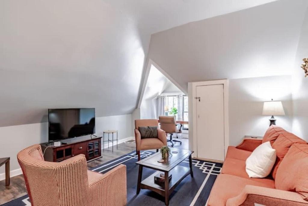 Mobile Apartment | Dauphin District Darling-4 Apartments-FullBuilding