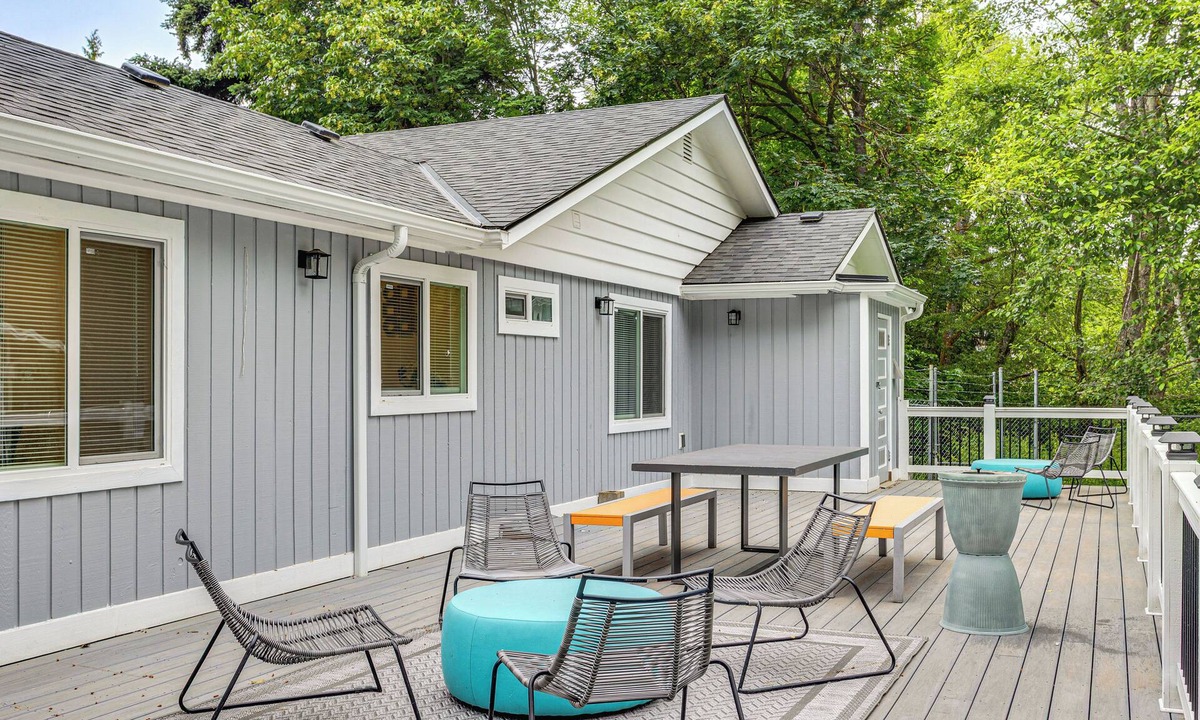 Puyallup House | Day Trip to Lumen Field! Group Getaway in Puyallup