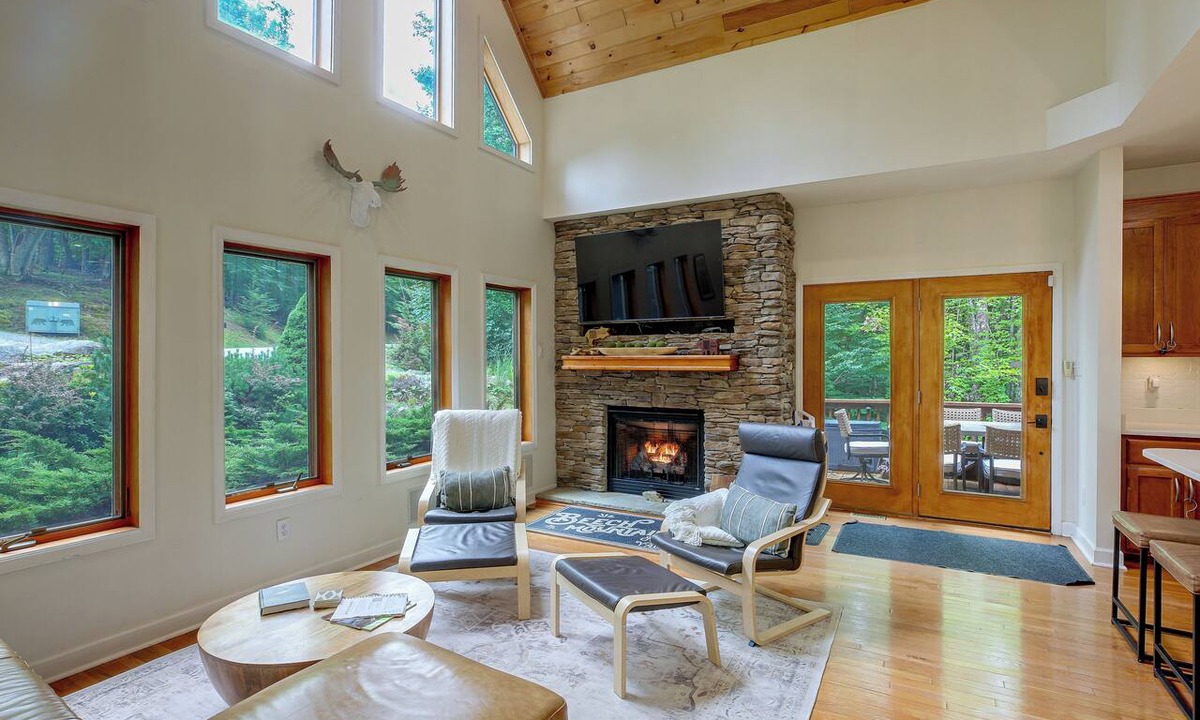 Beech Mountain Cabin | Deck + Scenic Views: Beech Mtn Group Getaway