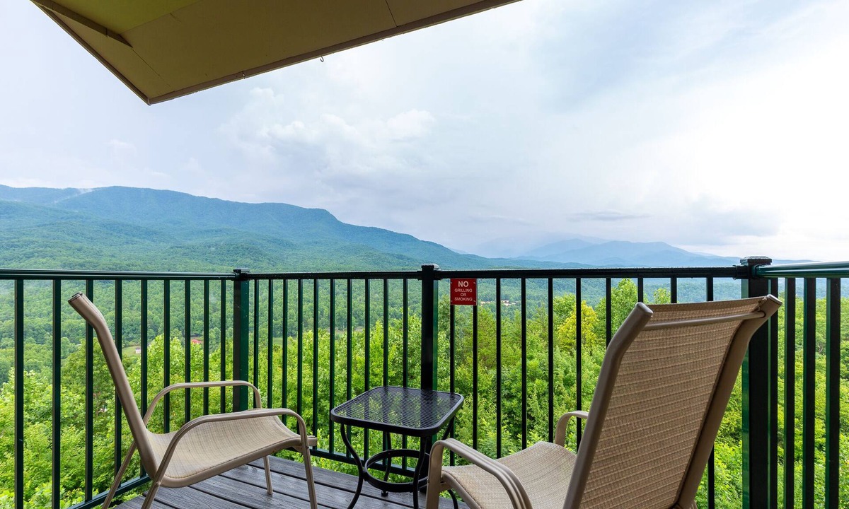 Gatlinburg Condo | Deer Ridge Mountain Resort D301 | Mtn Views & Indoor/Outdoor Pools!