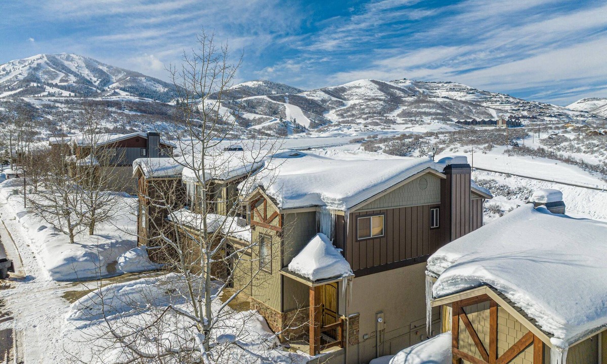 Park City House | Deer Valley East Modern Ski Chalet – 2 Minutes to Skiing, Hot Tub, Free Shuttle, Home Theater