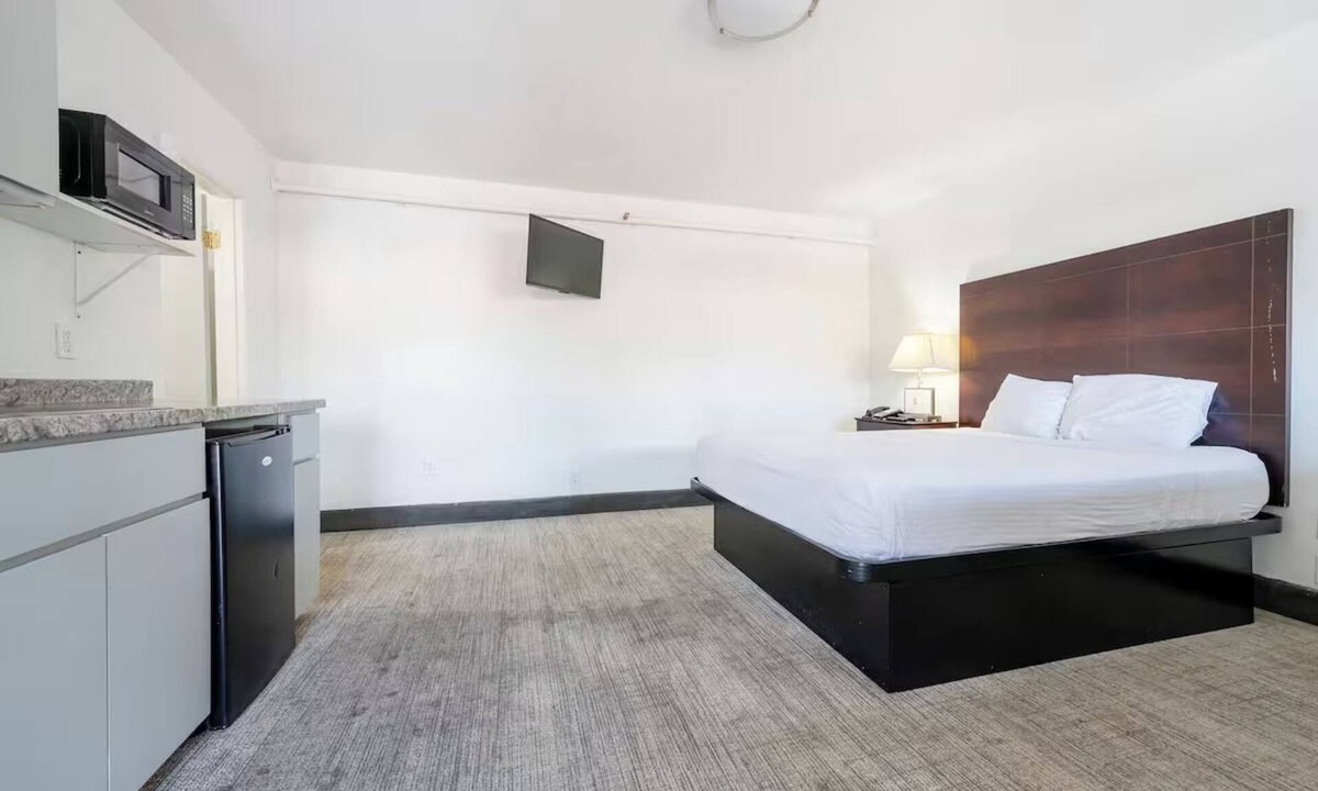 Hollywood District Hotel | Delight in Portland's Heart from Spacious, Affordable Room