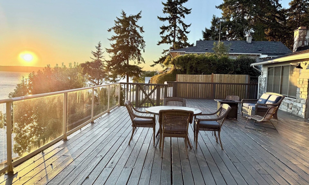 Three Tree Point House | Delightful 2-bedroom Waterfront Bungalow in 3 Tree Point Burien