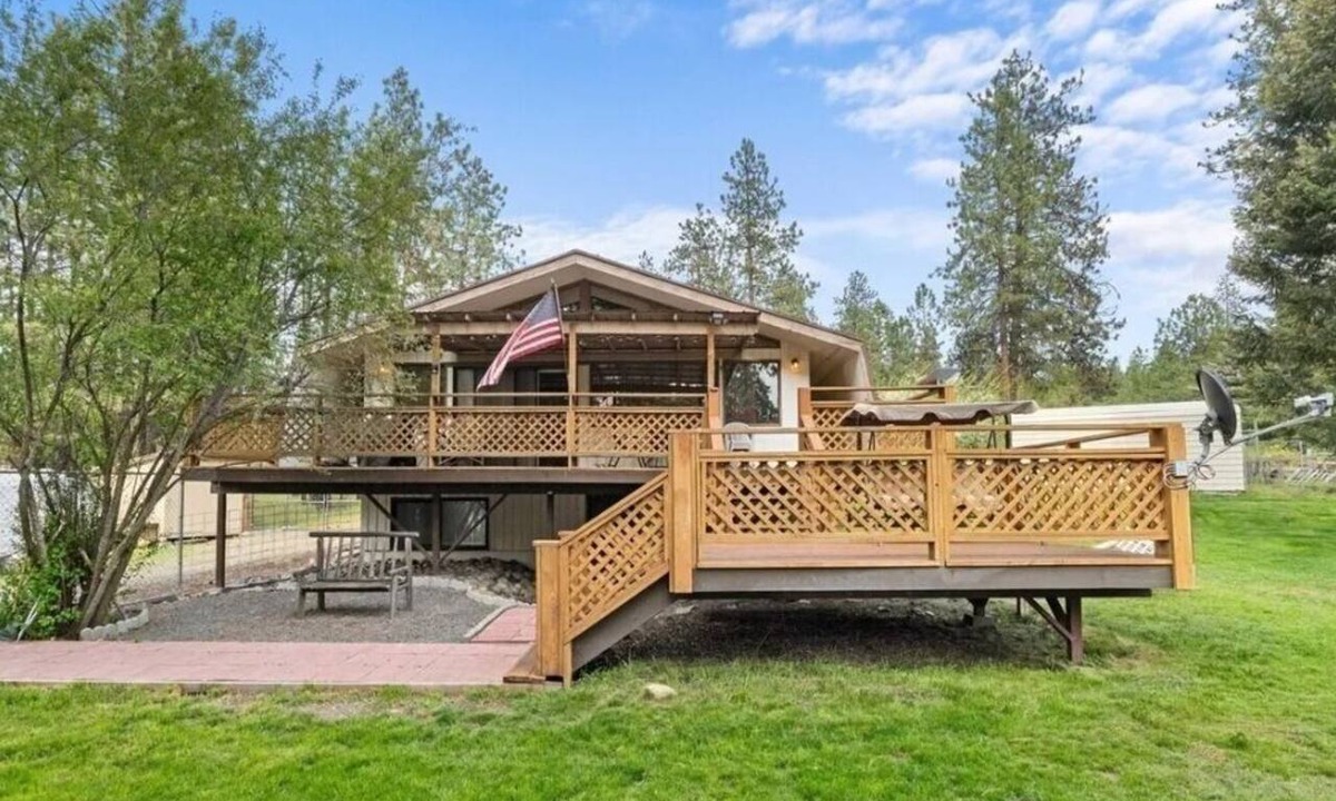 Kettle Falls House | Delightful 3-bedroom lake house with a cabin feel sleeps 6.