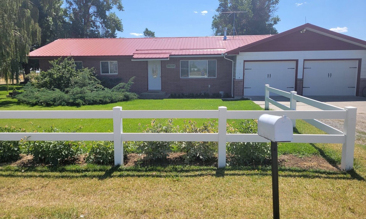 Arco House | Delightful, secluded Farmhouse. Close to Craters of the Moon, hunting & fishing.