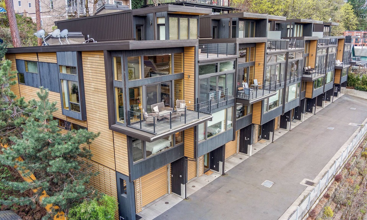 Hood River House | Deluxe modern townhome w/Columbia River Views in Downtown Hood River