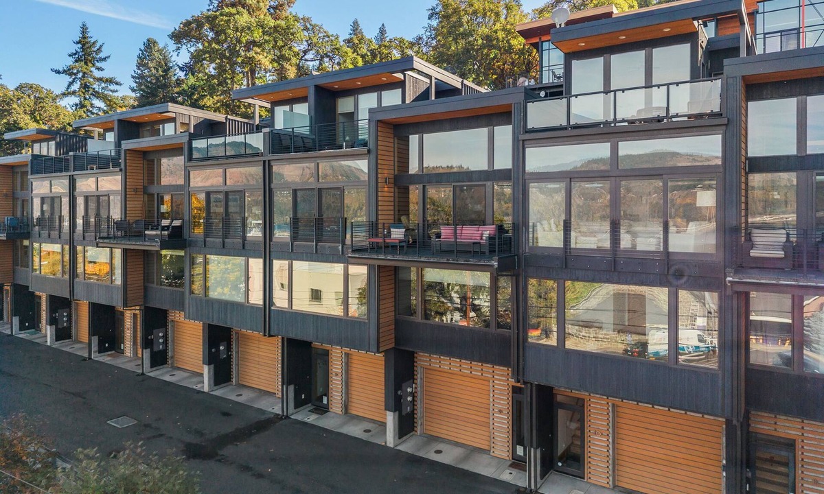Hood River House | Deluxe modern townhome with big Columbia River Views in Downtown Hood River,!