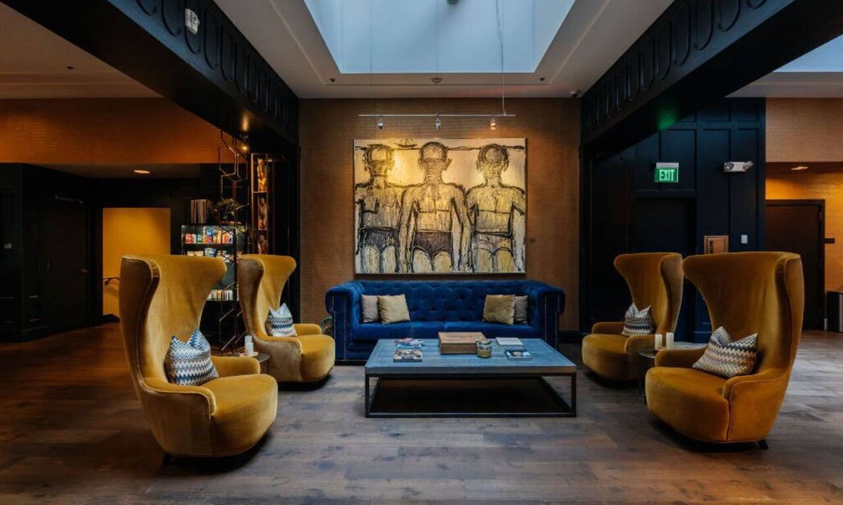Downtown Portland Hotel | Deluxe Queen | Vibrant Locale + Pulitzer Display