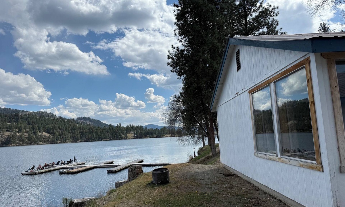 Republic Cabin | Deluxe Waterfront Cabin on Curlew Lake at Tiffanys Resort Sleeps 6, 3 Queen Beds