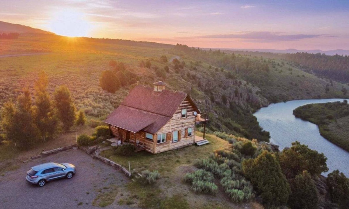 Ashton House | *DISCOUNTED RATES* KABINO: Lindas Perch On Bank of Henrys Fork Mtn Views Fishing 6+ acres WIFI
