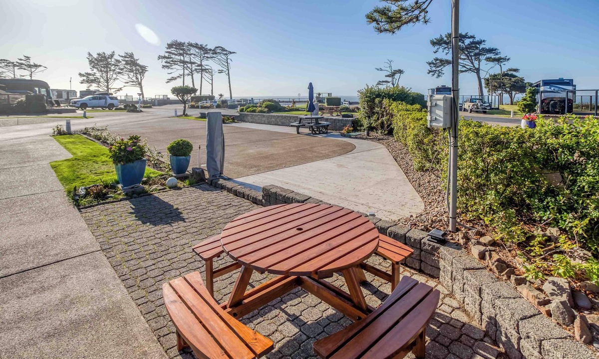 Agate Beach RV Rental | Dog Friendly, Available with 50AMP, 30AMP, Water and Sewer hook up's, WiFi