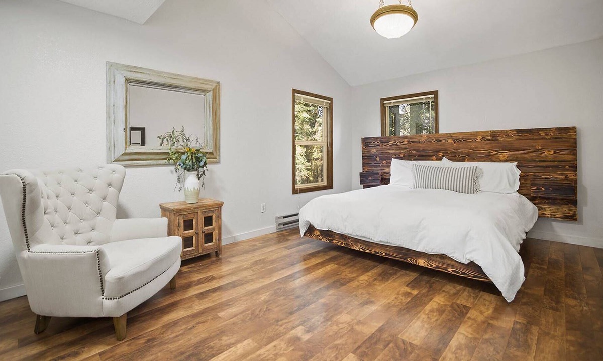 McCall House | DOG Friendly Cabin Great for Families & Couples! Private Hot Tub, Fenced Yard, + 2 KING BEDS!